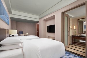 Executive Room, 2 Twin Beds | 1 bedroom, hypo-allergenic bedding, down comforters, minibar
