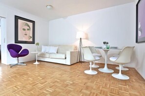 Télévision à écran plat, lecteur de DVD