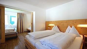 Habitación doble superior | Caja de seguridad en la habitación y escritorio