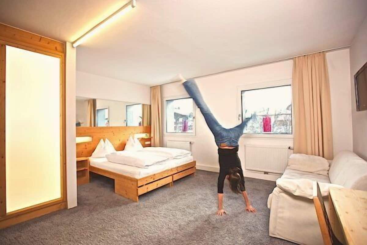 Chambre Familiale | Coffres-forts dans les chambres, bureau, fer et planche Ă repasser