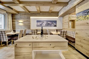 Breakfast and dinner served