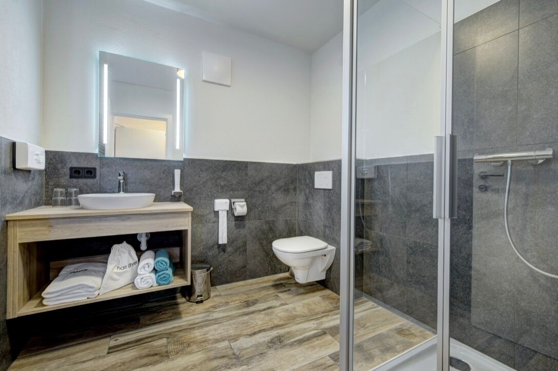 Familien-Dreibettzimmer | Badezimmer | Dusche, Haartrockner, Handtücher