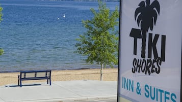 Une enseigne pour TIKI SHORES, avec des installations comprenant un hôtel et des suites, une plage et un restaurant.