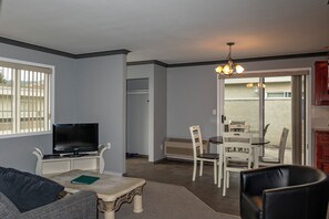 Apartment | Living area | Flat-screen TV