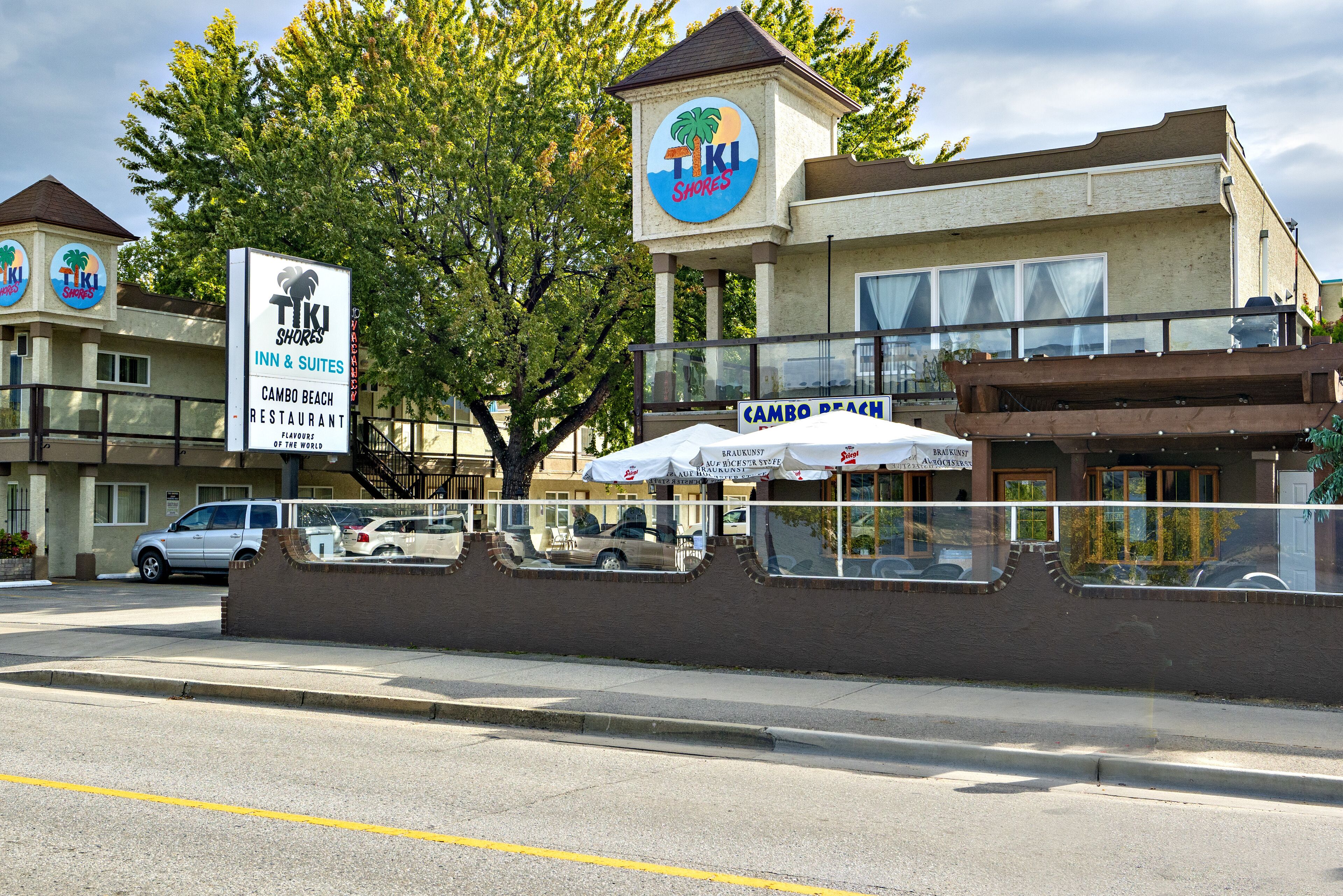 Un bâtiment de l’hôtel TIKI Shores Inn & Suites, avec une enseigne indiquant le restaurant Cambro Beach.