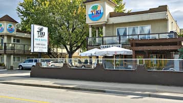 Un bâtiment de l’hôtel TIKI Shores Inn & Suites, avec une enseigne indiquant le restaurant Cambro Beach.
