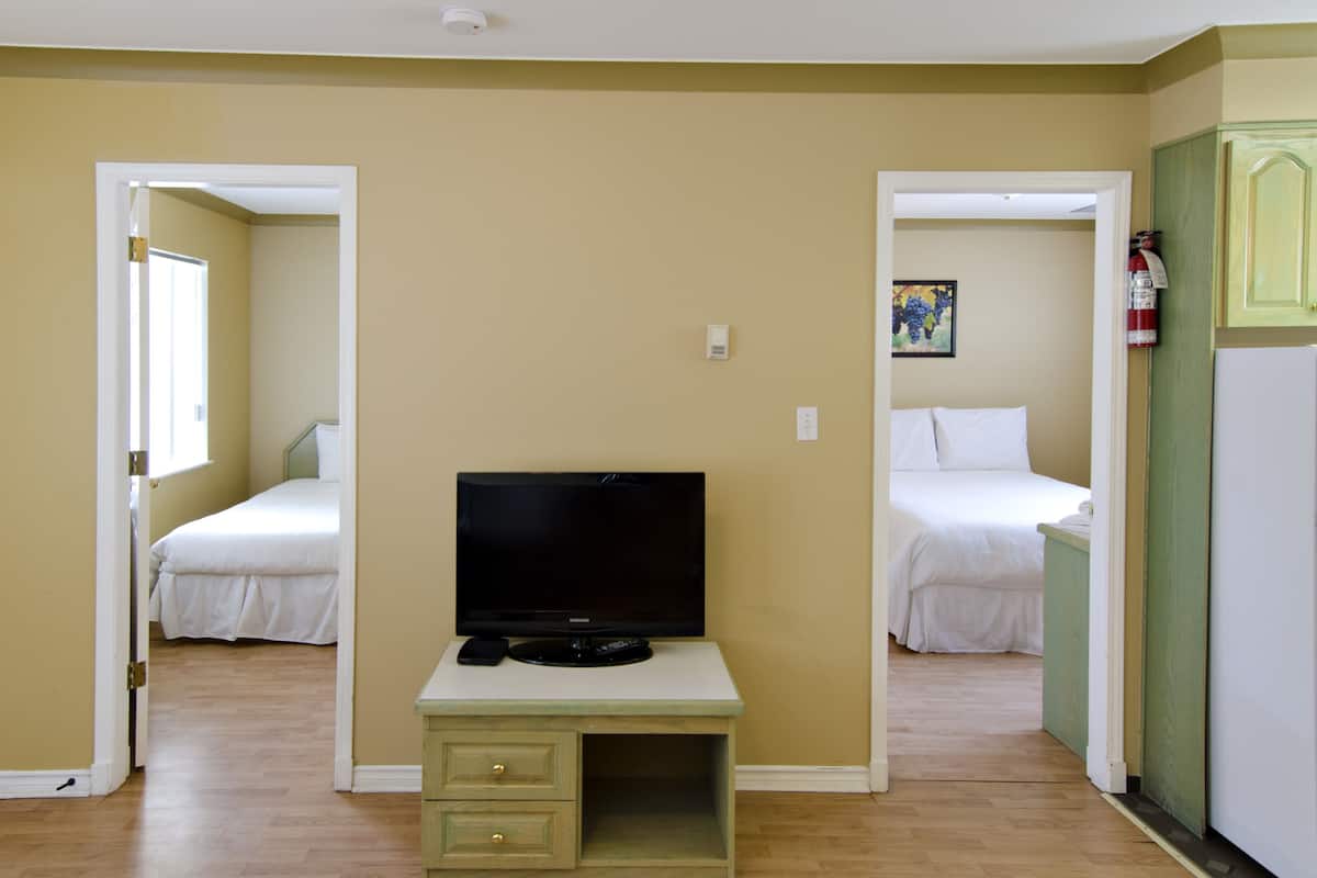 Suite estándar, 2 habitaciones | Tabla de planchar con plancha, wifi gratis y ropa de cama