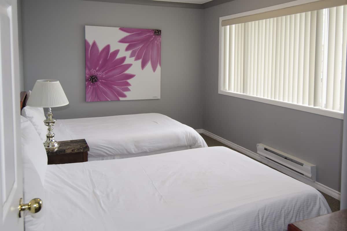 Tabla de planchar con plancha, wifi gratis y ropa de cama