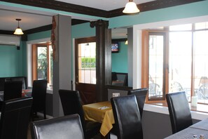 Déjeuner et dîner servis sur place