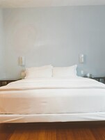 Classic Room, 1 King Bed | Premium bedding, down comforters, pillowtop beds, desk
