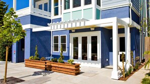 Un hotel de varios pisos con fachada azul y blanca, balcones y un letrero que indica que es Blue Inn.