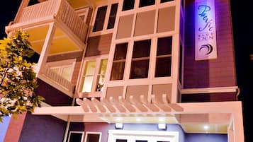 Fassade der Unterkunft – Abend/Nacht