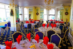 Breakfast, lunch, dinner served; British cuisine, beach views 