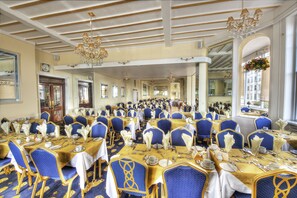 Breakfast, lunch, dinner served; British cuisine, beach views