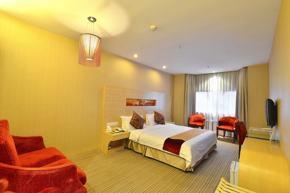 Business Room | Desk, soundproofing, iron/ironing board, rollaway beds