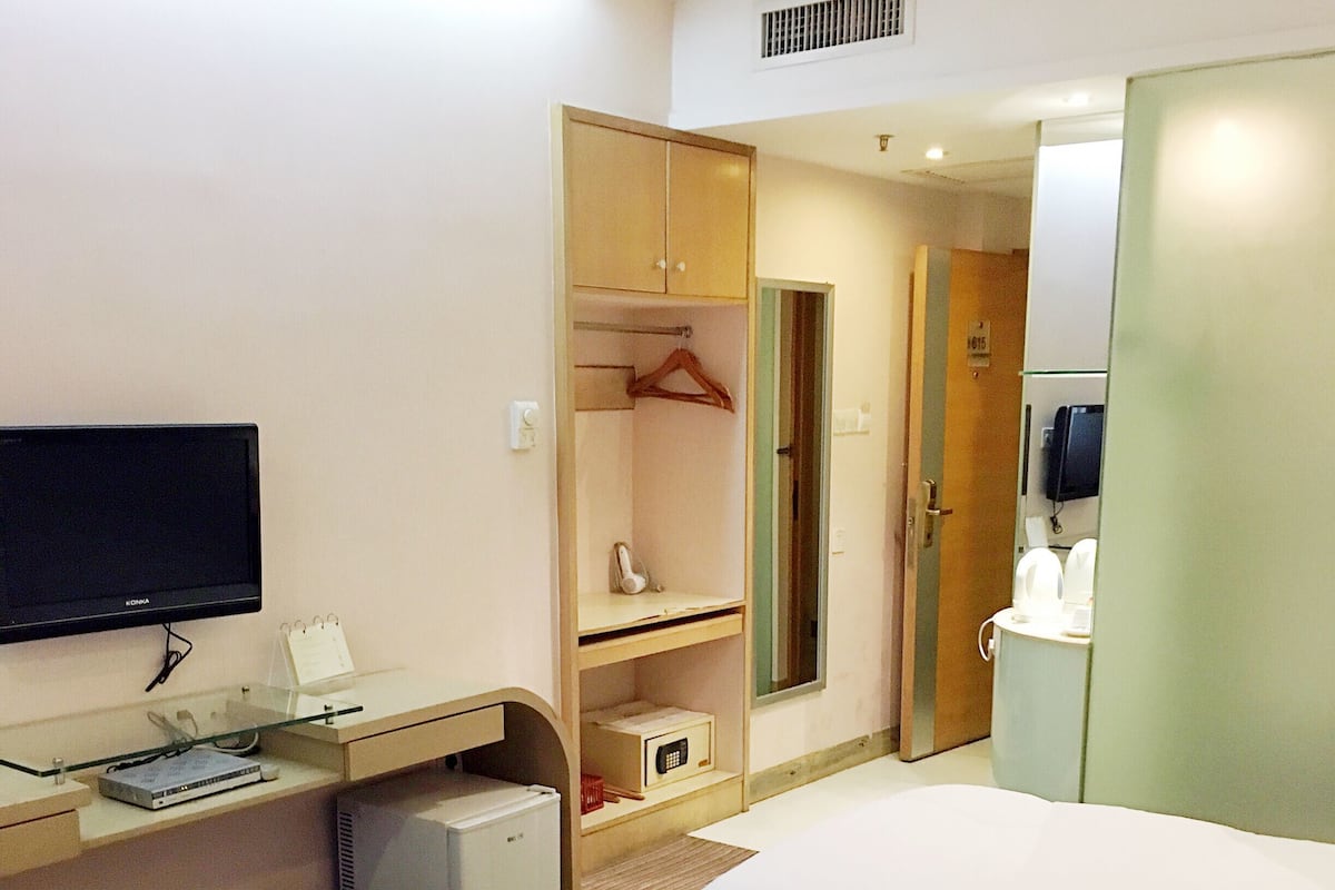Superior Twin Room, 2 Twin Beds | Desk, soundproofing, iron/ironing board, rollaway beds