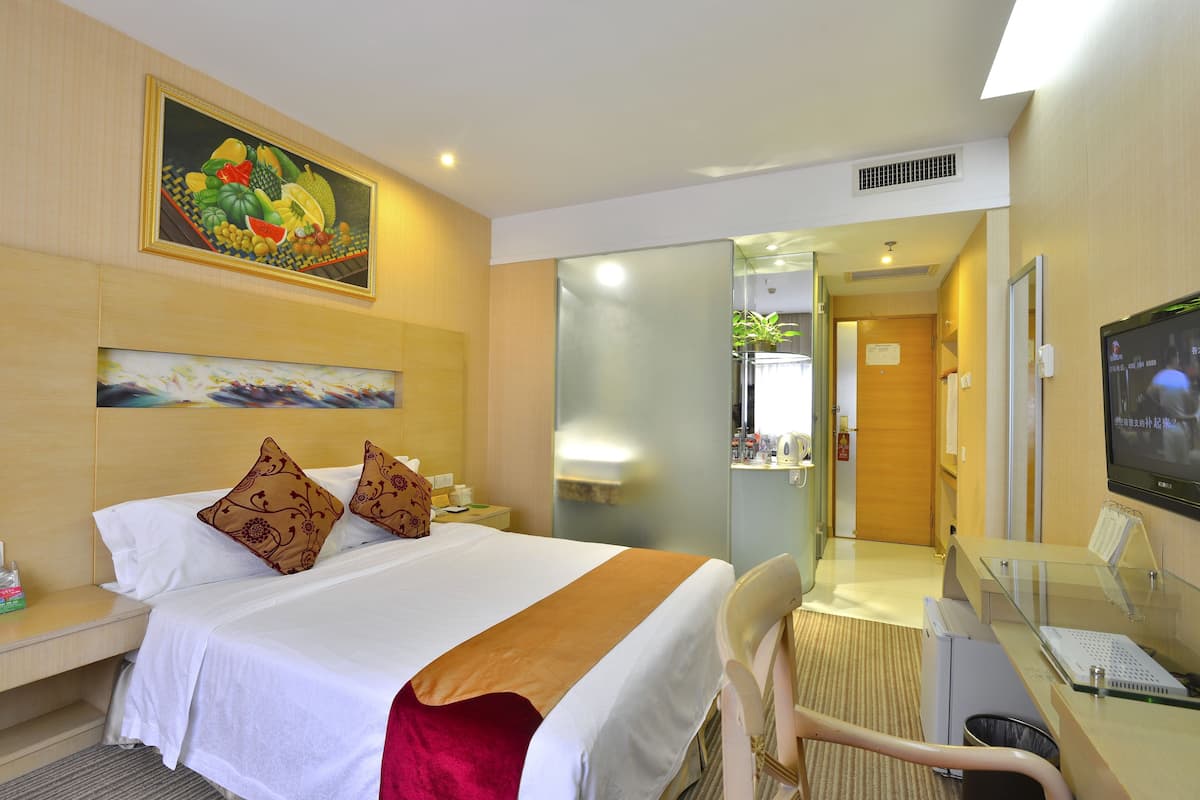 Deluxe Double Room | Desk, soundproofing, iron/ironing board, rollaway beds