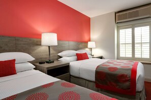 Huone, 2 parisänkyä, tupakointi kielletty | Ylelliset vuodevaatteet, työpöytä, silitysrauta/-lauta