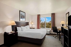 Työpöytä, kannettavalle tietokoneelle sopiva työtila, pimennysverhot