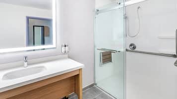 Chambre Standard, 1 très grand lit, douche accessible en fauteuil roulant (Mobility Accessible) | Salle de bain | Articles de toilette (gratuits), séchoir à cheveux, serviettes fournies