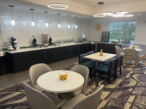 Free continental breakfast on weekends - La Quinta Inn & Suites by Wyndham Austin - Cedar Park (Cedar Park)