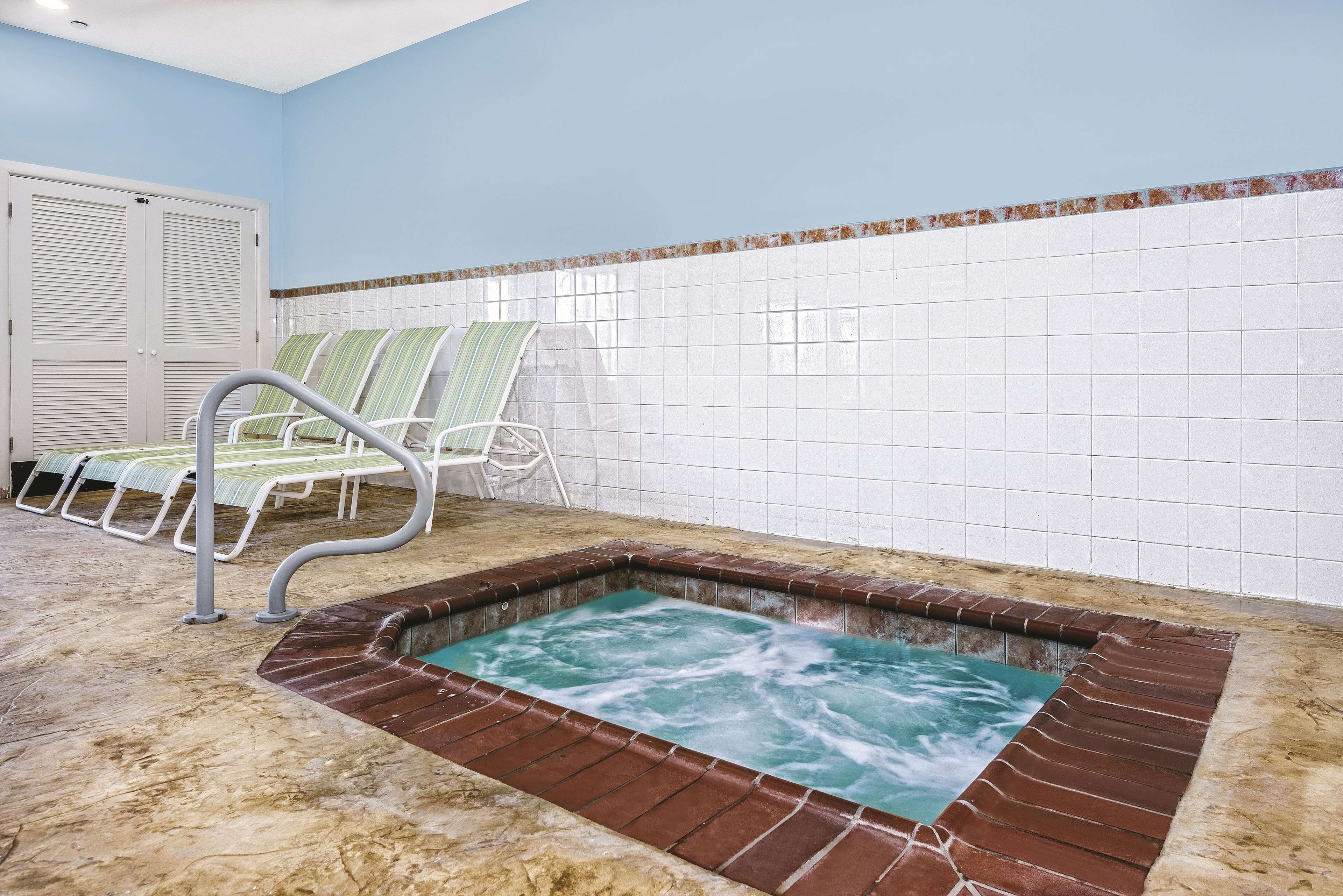 Indoor pool, sun loungers