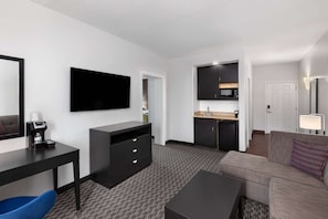 Deluxe suite, 1 kingsize bed, toegankelijk voor mindervaliden (Mobilty/Hearing, Tub w/ Grab Bars) | Luxe beddengoed, een bureau, een strijkplank/strijkijzer