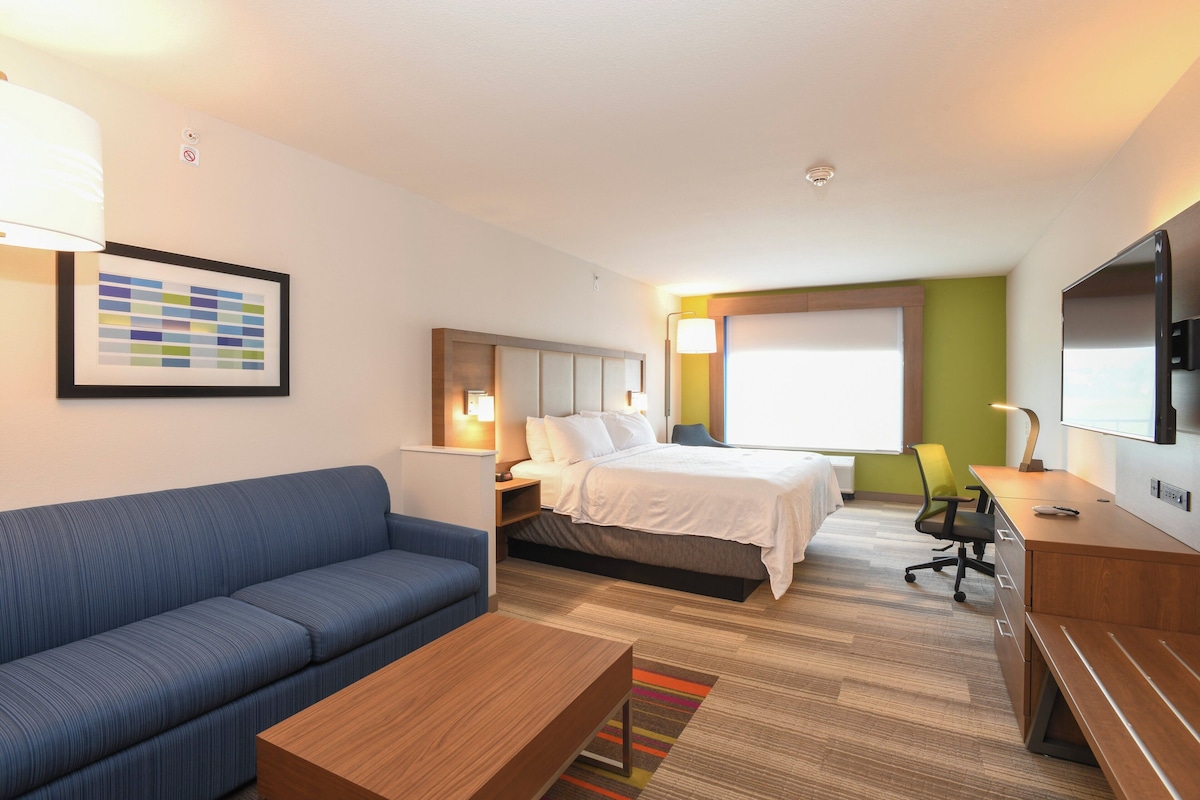 Hypo-allergenic bedding, in-room safe, desk, laptop workspace