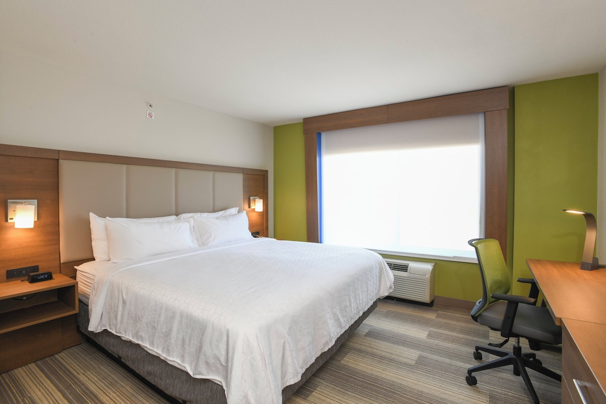 Hypo-allergenic bedding, in-room safe, desk, laptop workspace