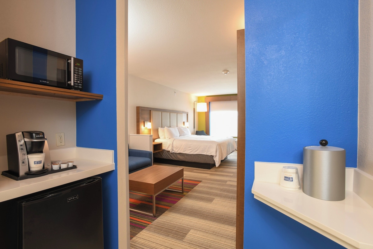 Hypo-allergenic bedding, in-room safe, desk, laptop workspace