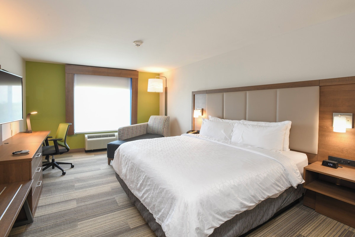 Standard Room, 1 King Bed, Accessible (Mobility, Accessible Tub) | Hypo-allergenic bedding, in-room safe, desk, laptop workspace