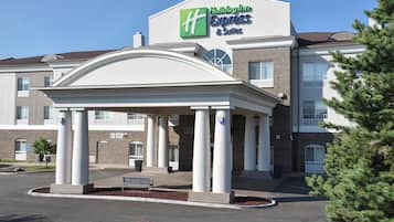 Edificio de Holiday Inn Express & Suites con entrada cubierta y fachada de ladrillo.
