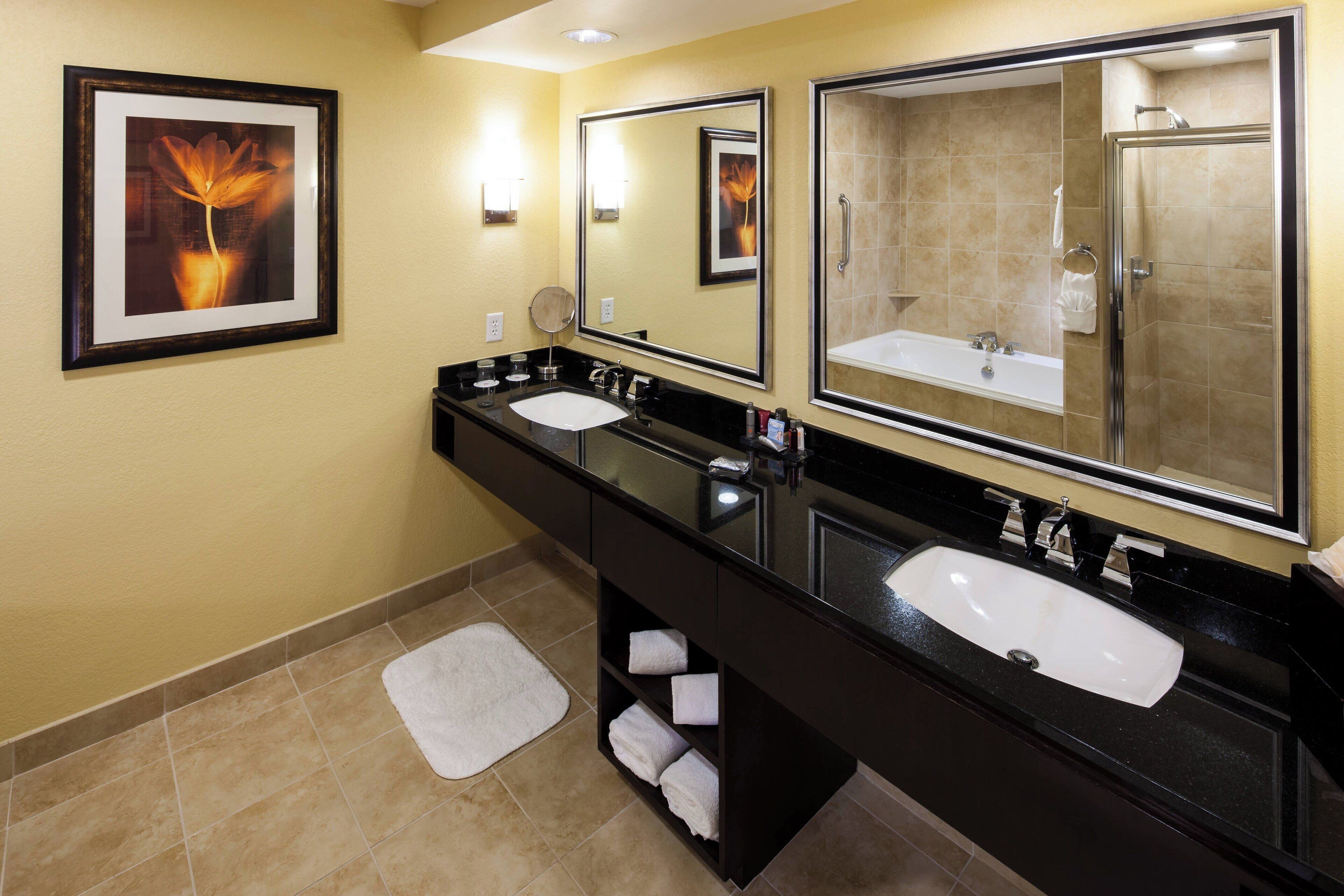 deluxe suite, 1 king bed, non smoking | bathroom | combined shower/bathtub, free toiletries, hair dryer, towels
