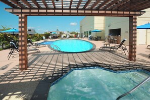 Piscine extérieure, parasols, chaises longues