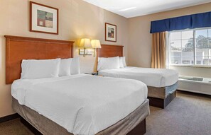 Studio – standard, 2 dobbeltsenger, ikke-røyk, kjøleskap og mikrobølgeovn | Skrivebord, skrivebord for bærbar PC og blendingsgardiner