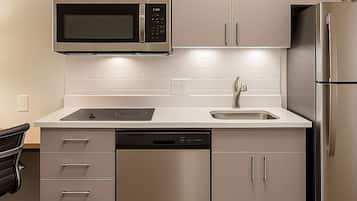 Full-sized fridge, microwave, stovetop, dishwasher