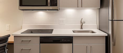 Full-size fridge, microwave, stovetop, dishwasher