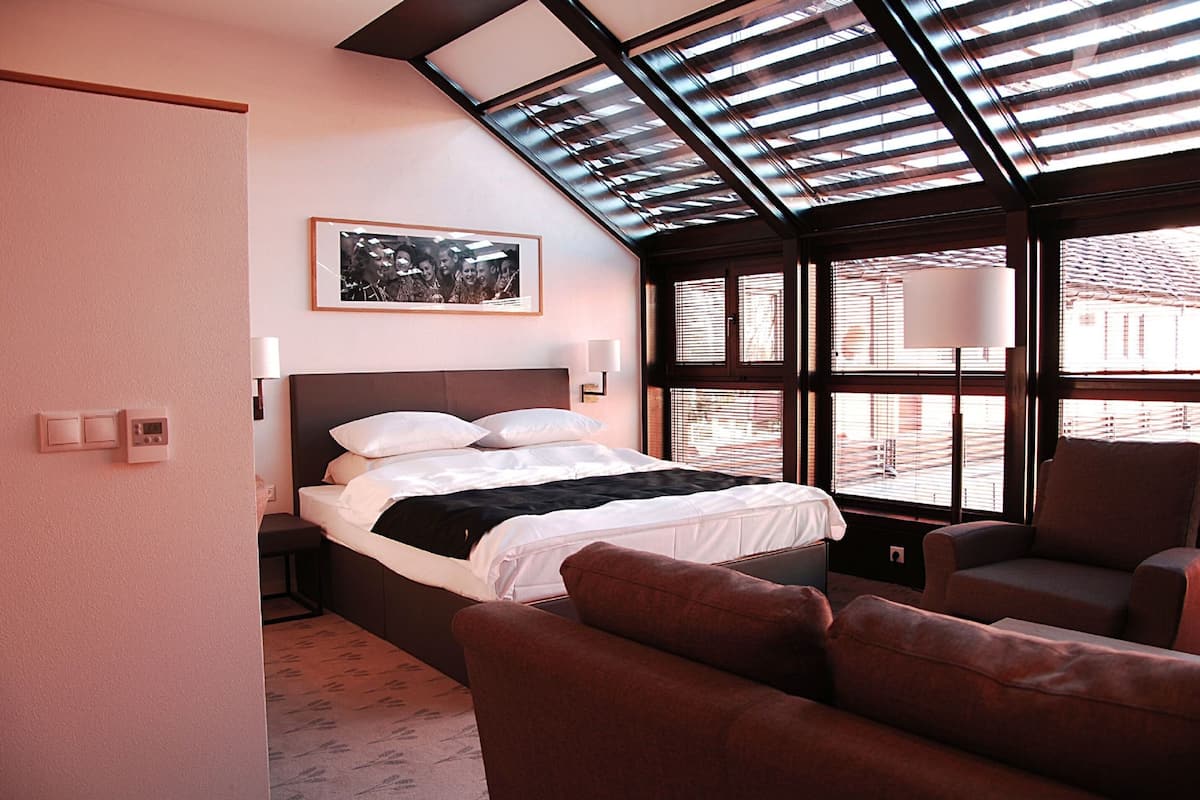 premium suite | hypo-allergenic bedding, minibar, in-room safe, desk