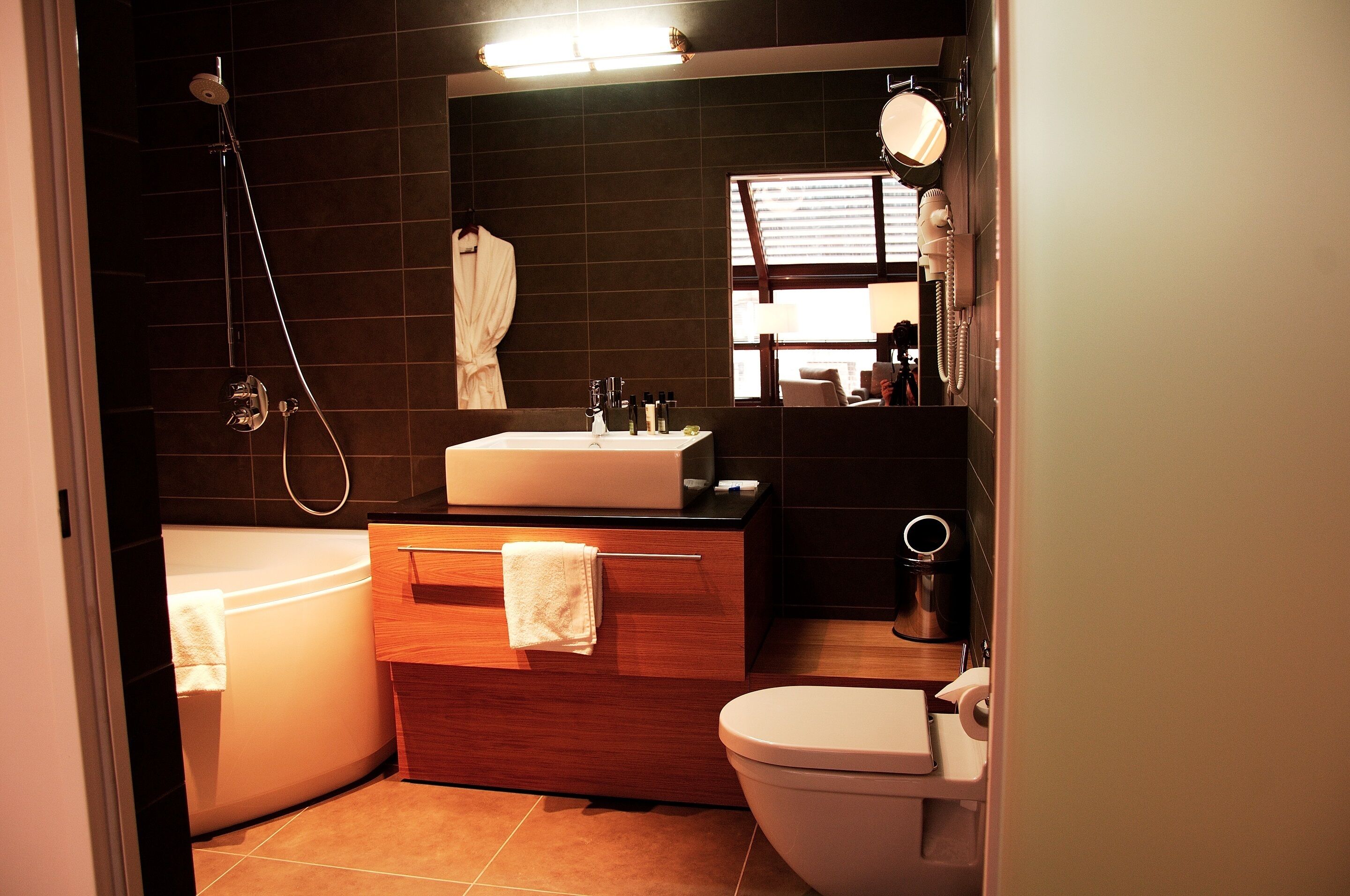 Une salle de bain moderne avec une baignoire, un lavabo et des toilettes.