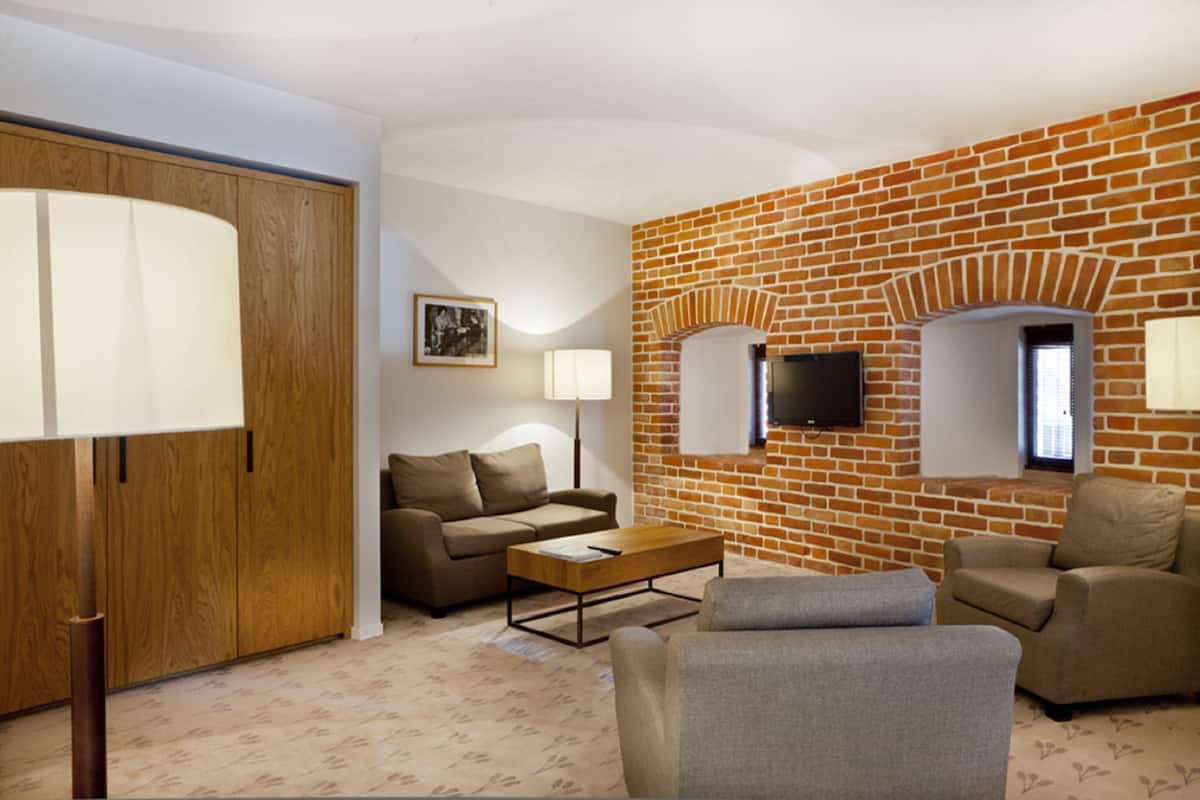 Premium Suite | Hypo-allergenic bedding, minibar, in-room safe, desk