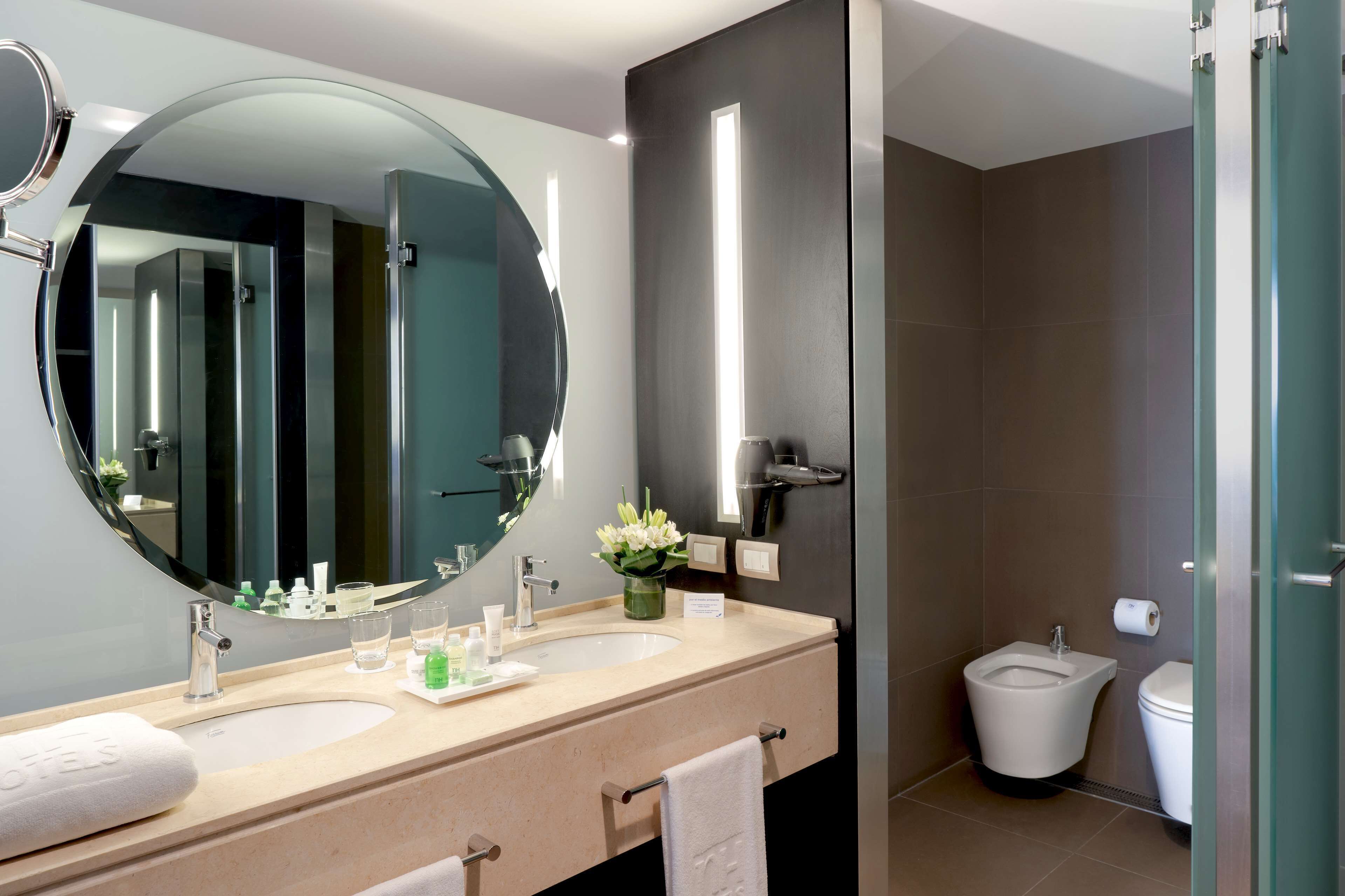 combined shower/bathtub, eco-friendly toiletries, hair dryer, bidet