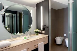 Kombinasi shower/bathtub dan perlengkapan kamar mandi ramah lingkungan