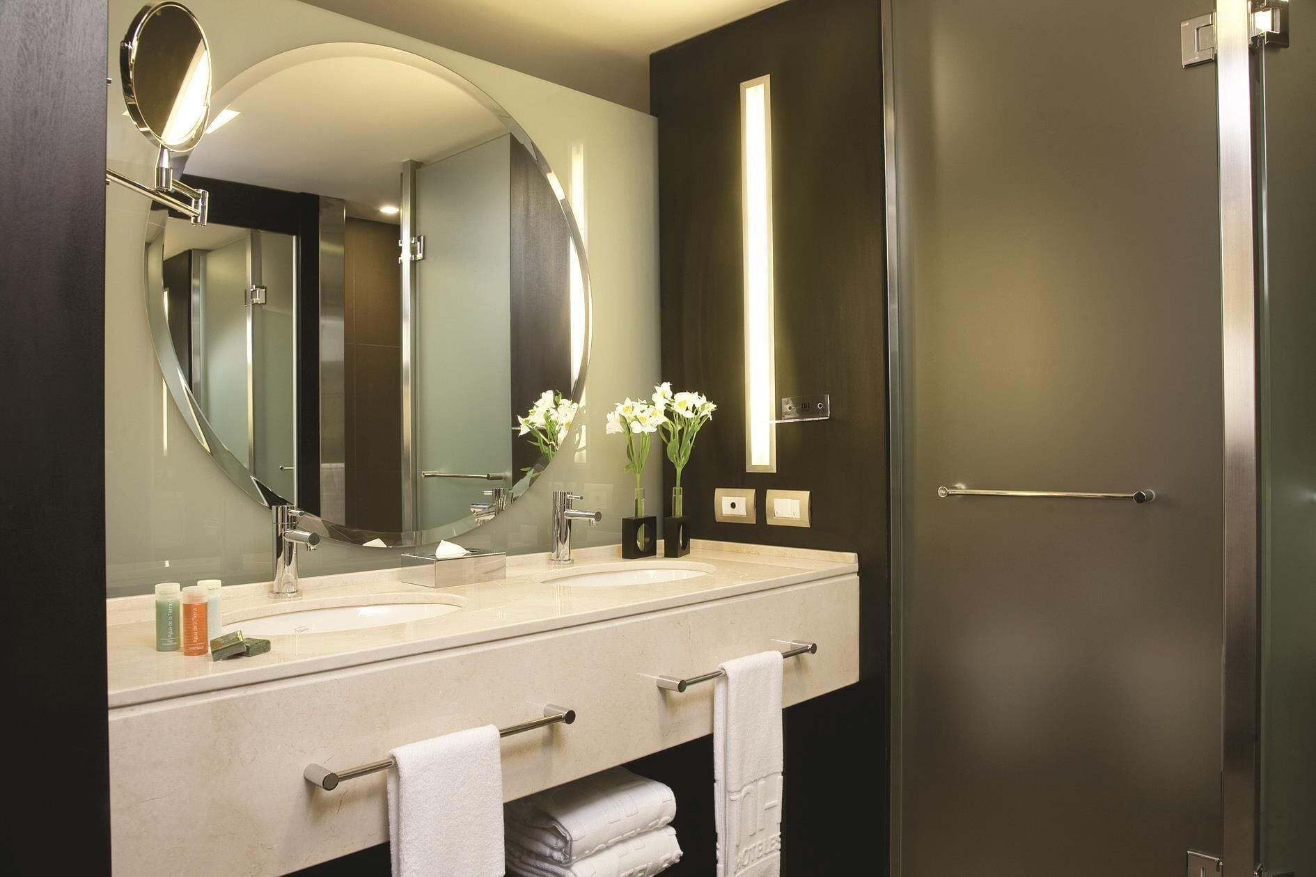 superior room | bathroom | combined shower/bathtub, eco-friendly toiletries, hair dryer, bidet
