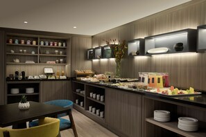 Petit déjeuner buffet servi tous les jours en supplément