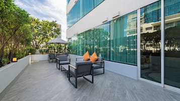 Garden View Two Bedroom Suite with Terrace | Βεράντα/αίθριο