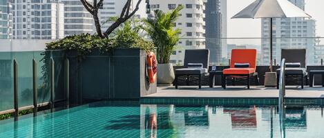 Una piscina al aire libre (de 06:00 a 20:00), sombrillas, tumbonas