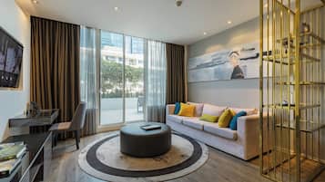 Garden View Two Bedroom Suite with Terrace | Περιοχή καθιστικού | Τηλεόραση 40 ιντσών με καλωδιακά κανάλια