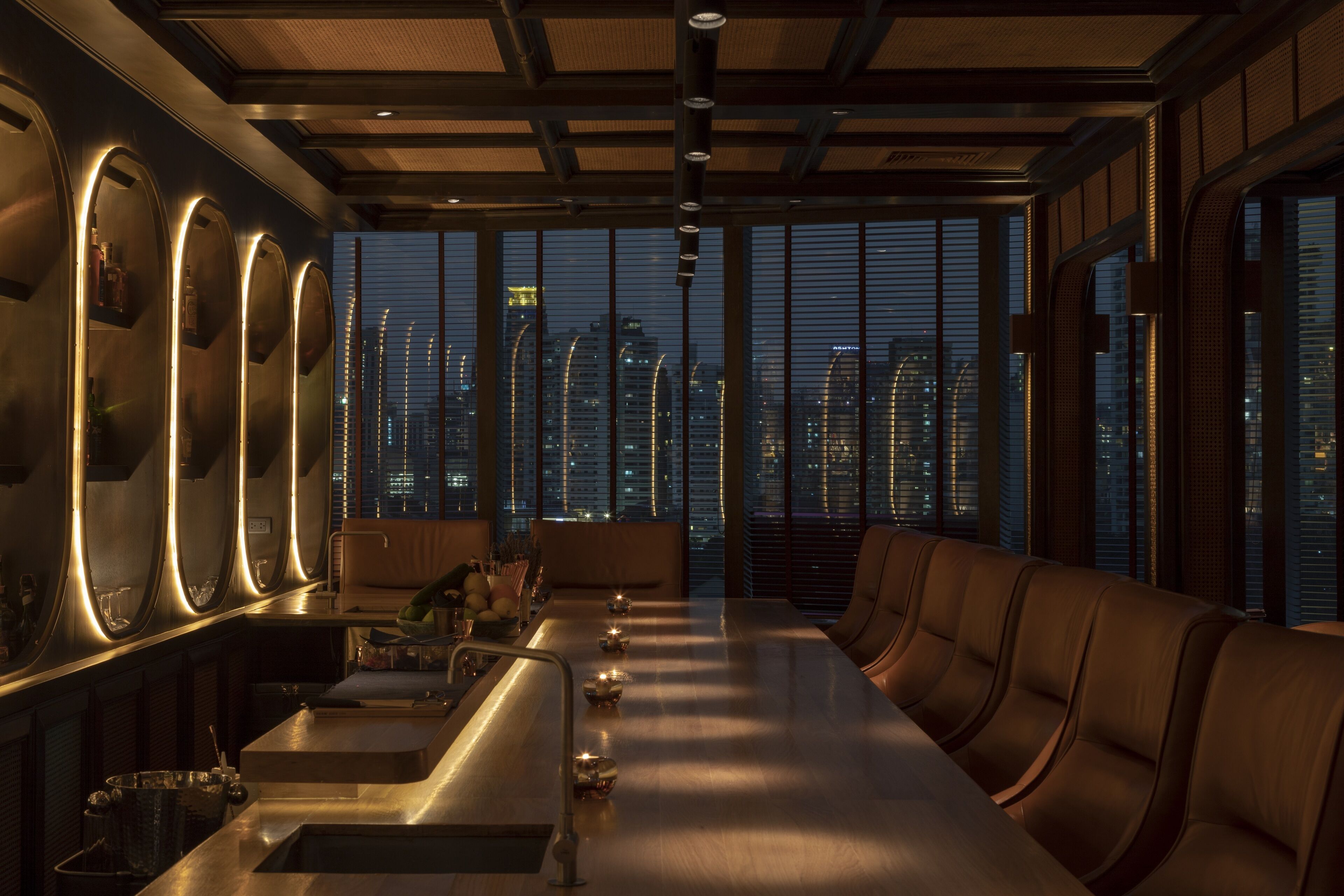 2 bars/lounges, cocktail bar, cocktail bar