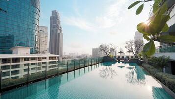 Ulkouima-allas avoinna 6.00–20.00, aurinkovarjoja, aurinkotuoleja