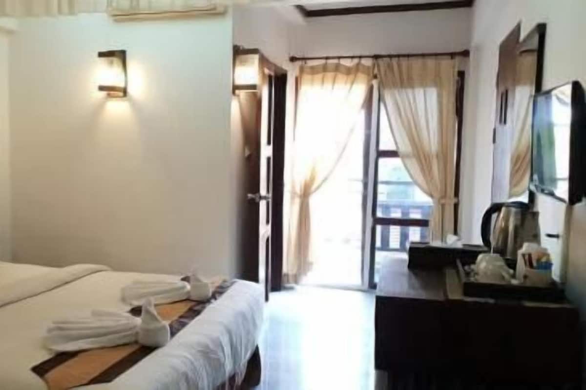 In-room safe, free WiFi, bed sheets